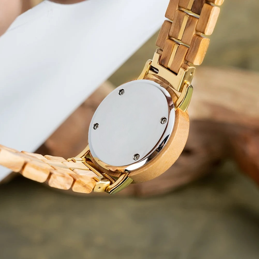 Détail de l’arrière du cadran de la montre en bois Tida pour femme, design poétique et scandinave.