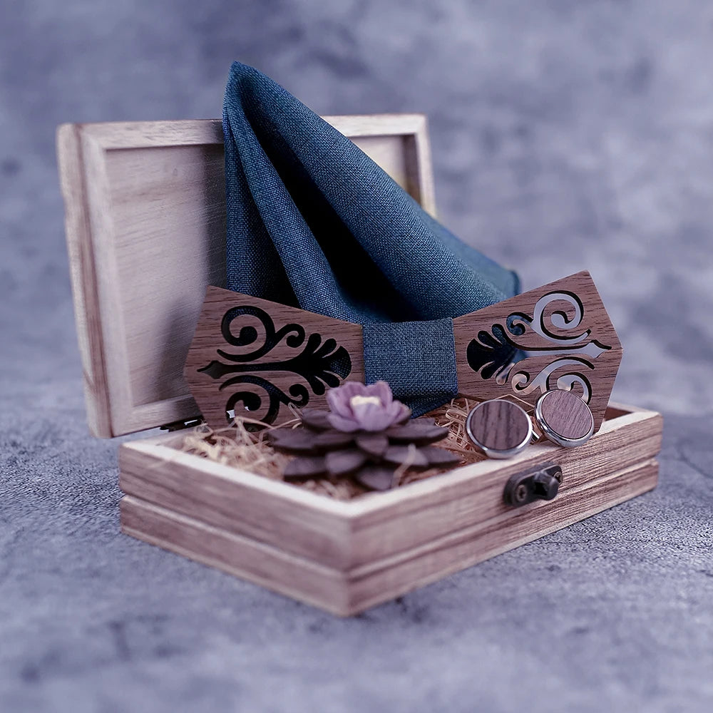 Nœud papillon en bois Islay et ses accessoires assortis : pochette, broche et boutons de manchette, pour un look chic et complet.