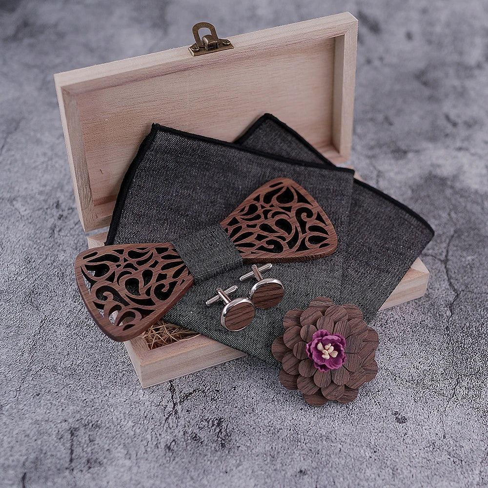 Nœud papillon en bois Sarn et ses accessoires assortis : pochette, broche et boutons de manchette, pour un look chic et complet dans sa boîte de rangement 