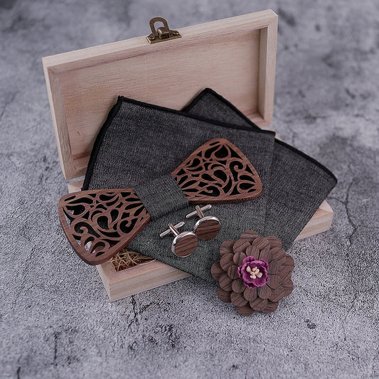 Nœud papillon en bois Sarn et ses accessoires assortis : pochette, broche et boutons de manchette, pour un look chic et complet dans sa boîte de rangement 