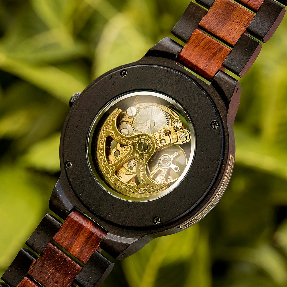 Gros plan sur l’arrière du cadran de la montre Okaï en bois foncé pour homme, design raffiné et scandinave.