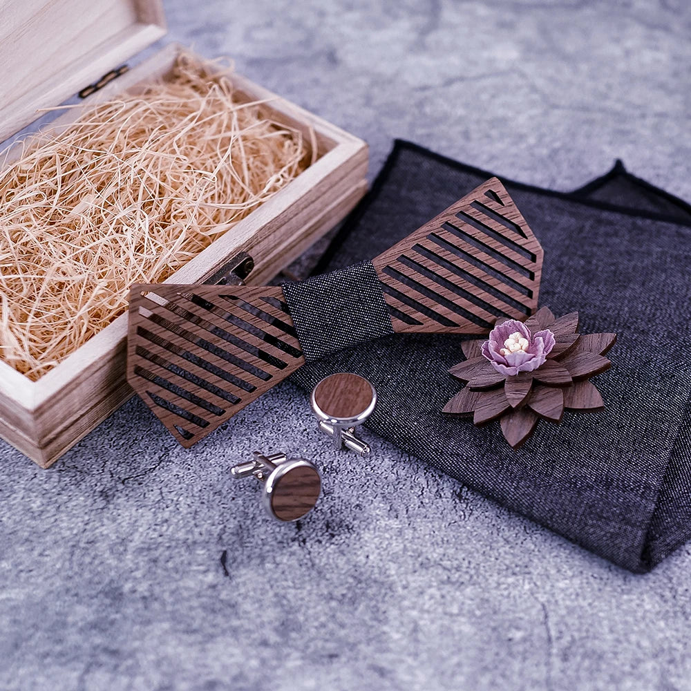Nœud papillon en bois Fäld et ses accessoires assortis : pochette, broche et boutons de manchette, pour un look chic et complet.