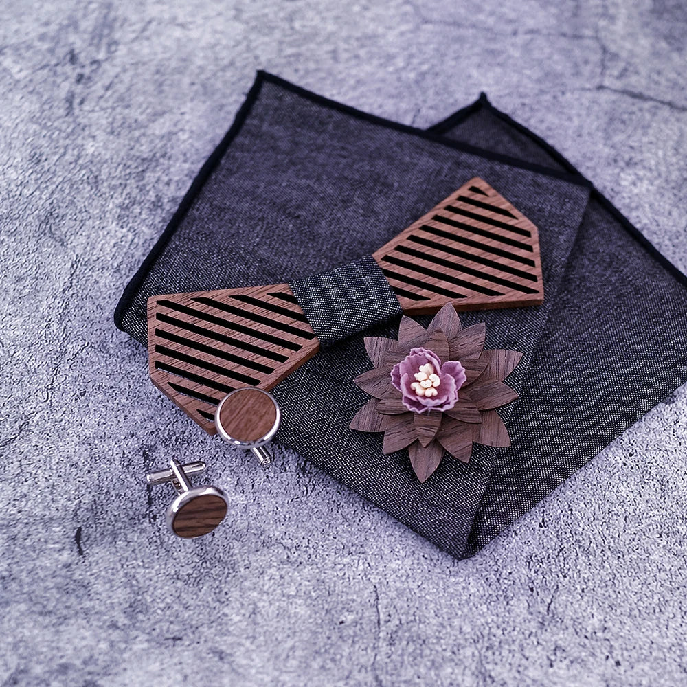 Nœud papillon en bois Fäld accompagné de sa pochette et de ses boutons de manchette assortis, pour un style raffiné et coordonné.