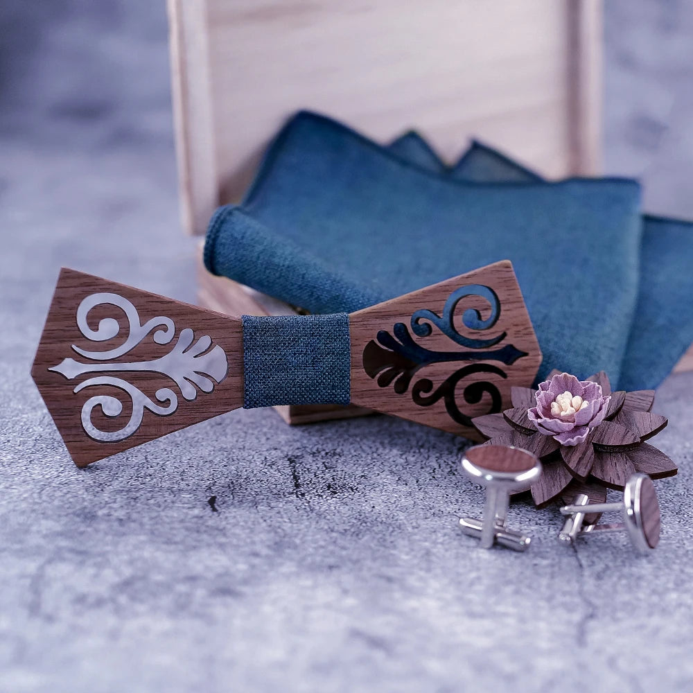 Nœud papillon en bois Islay et ses accessoires assortis : pochette, broche et boutons de manchette, pour un look chic
