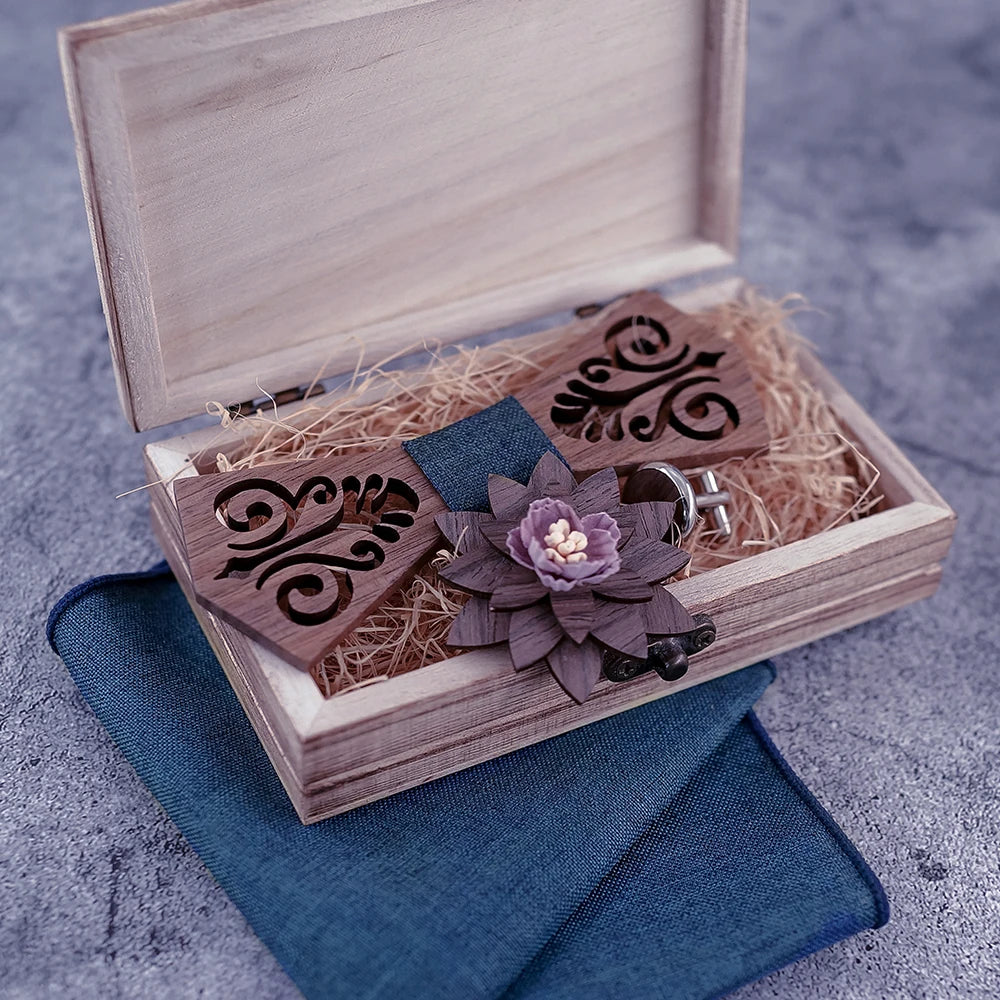 Nœud papillon en bois Islay accompagné de sa pochette et de ses boutons de manchette assortis, pour un style raffiné et coordonné.