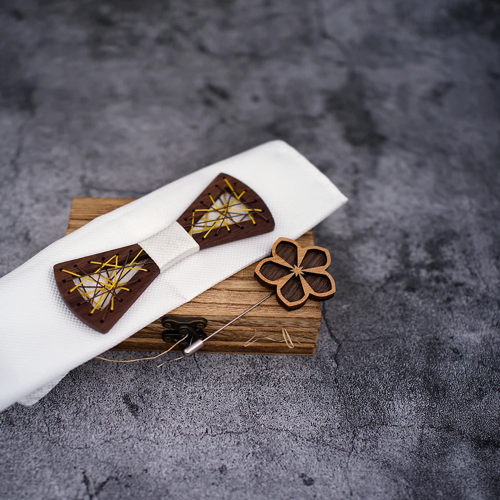 Nœud papillon en bois Valmo et ses accessoires assortis : pochette, broche, pour un look chic et complet.
