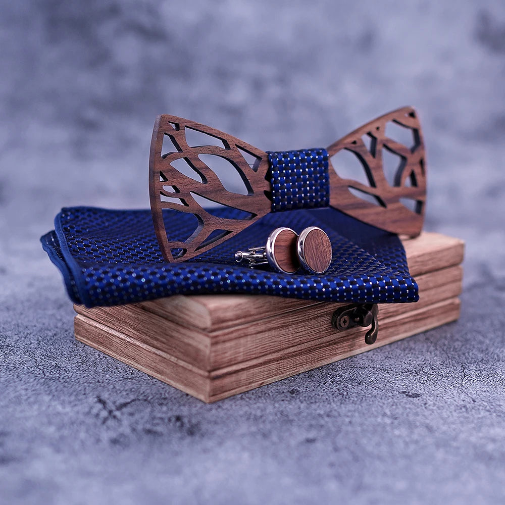 Nœud papillon en bois Norvik accompagné de sa pochette et de ses boutons de manchette assortis, pour un style raffiné et coordonné.