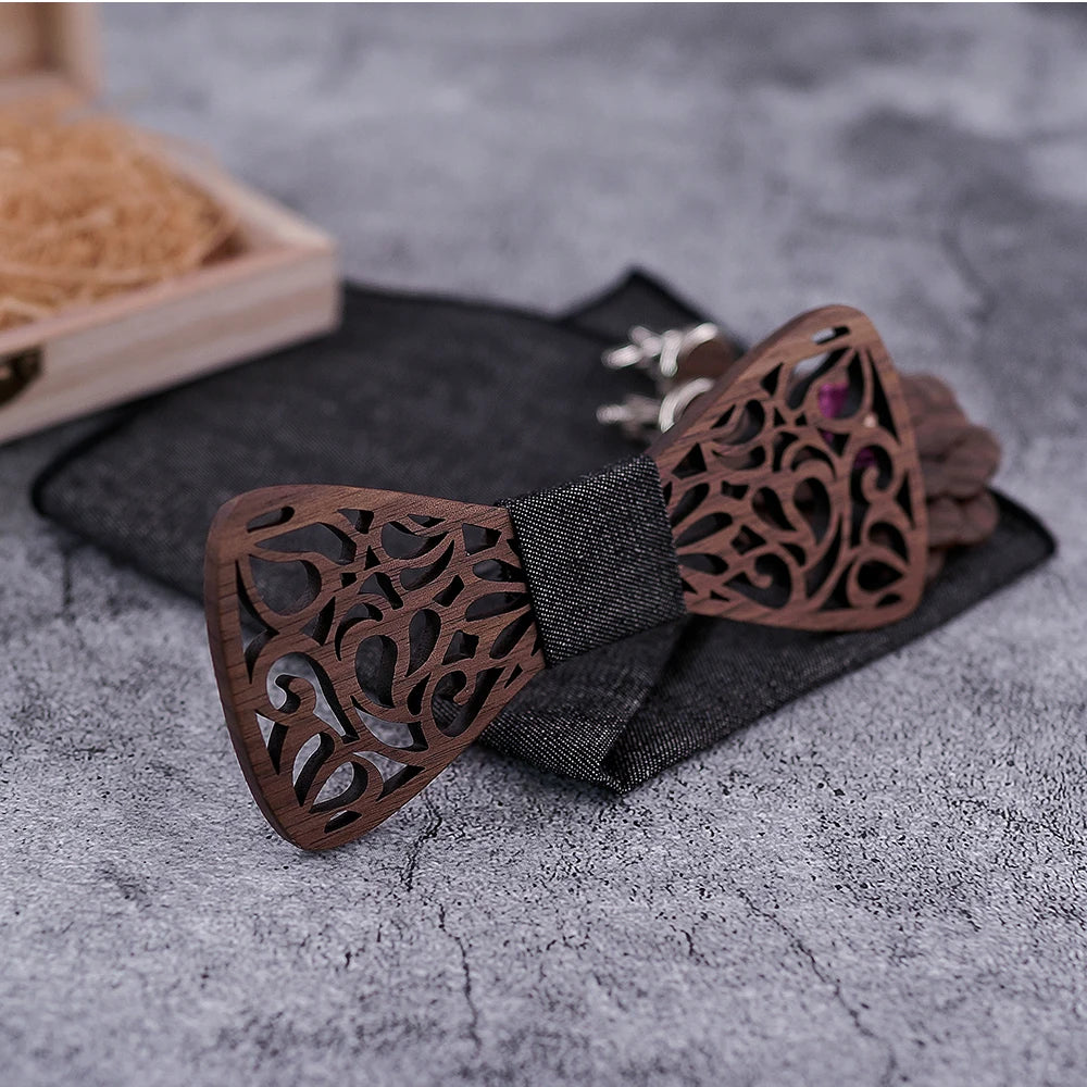 Nœud papillon en bois Sarn accompagné de sa pochette et de ses boutons de manchette assortis, pour un style raffiné et coordonné.