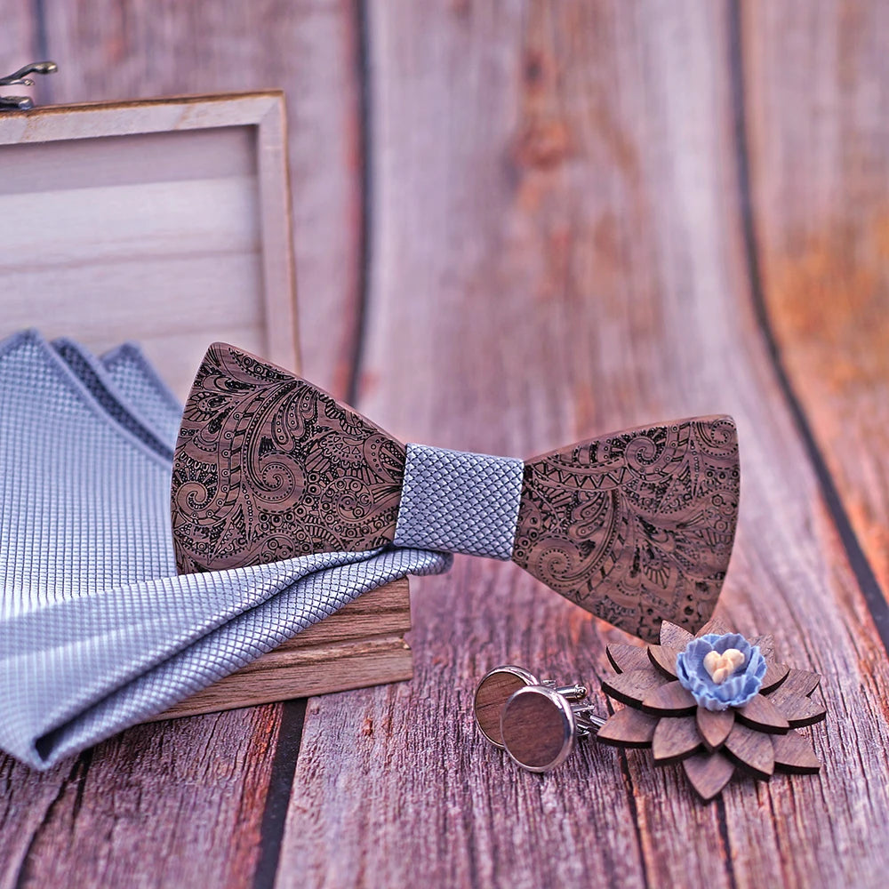Nœud papillon en bois Röda et ses accessoires assortis : pochette, broche et boutons de manchette, pour un look chic et complet.