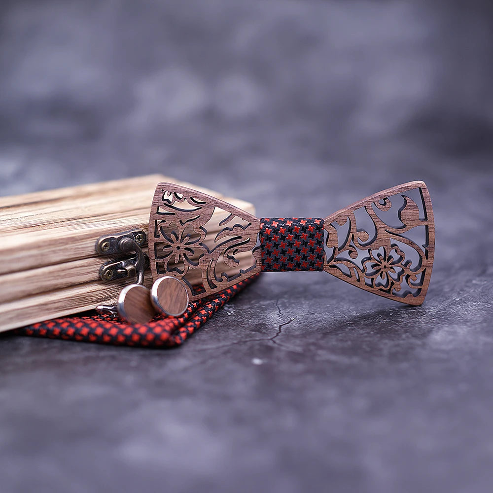 Nœud papillon en bois Tyra accompagné de sa pochette et de ses boutons de manchette assortis, pour un style raffiné et coordonné.