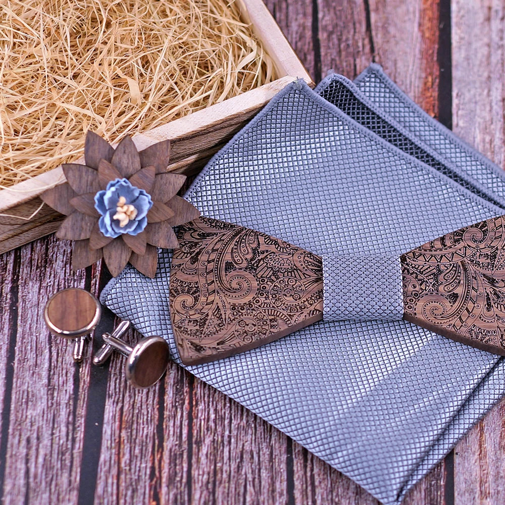 Nœud papillon en bois Röda avec pochette assortie, élégance et modernité pour toutes les occasions.