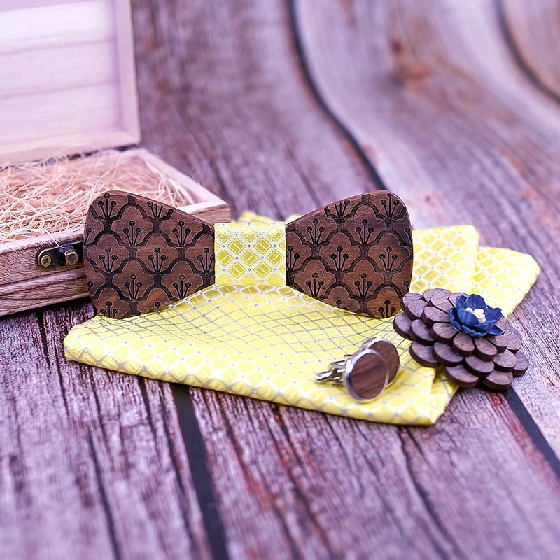 Nœud papillon en bois Hyrn et ses accessoires assortis : pochette, broche et boutons de manchette, pour un look chic et complet.