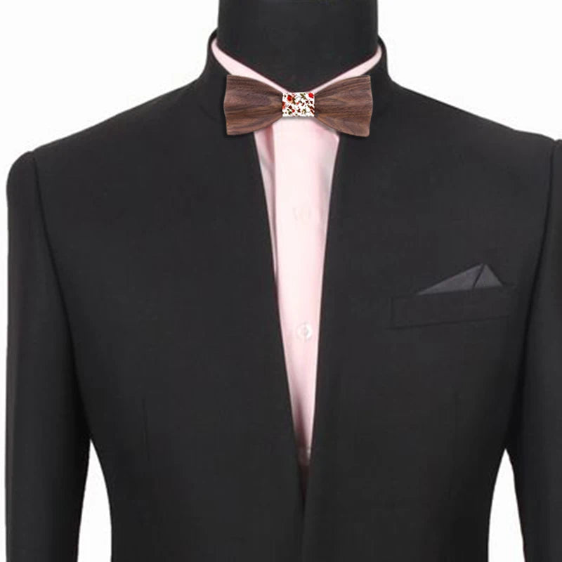 Nœud papillon en bois Eldra porté par un mannequin, style affirmé et élégance naturelle.