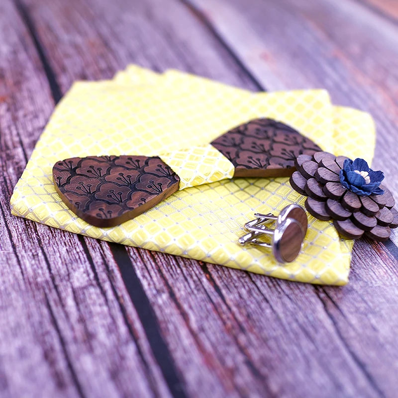 Nœud papillon en bois Hyrn accompagné de sa pochette et de ses boutons de manchette assortis, pour un style raffiné et coordonné.