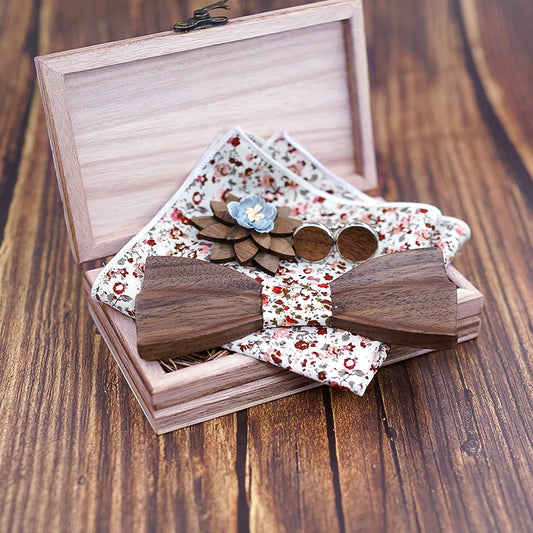 Nœud papillon en bois Eldra et ses accessoires assortis : pochette, broche et boutons de manchette dans sa boîte de rangement 