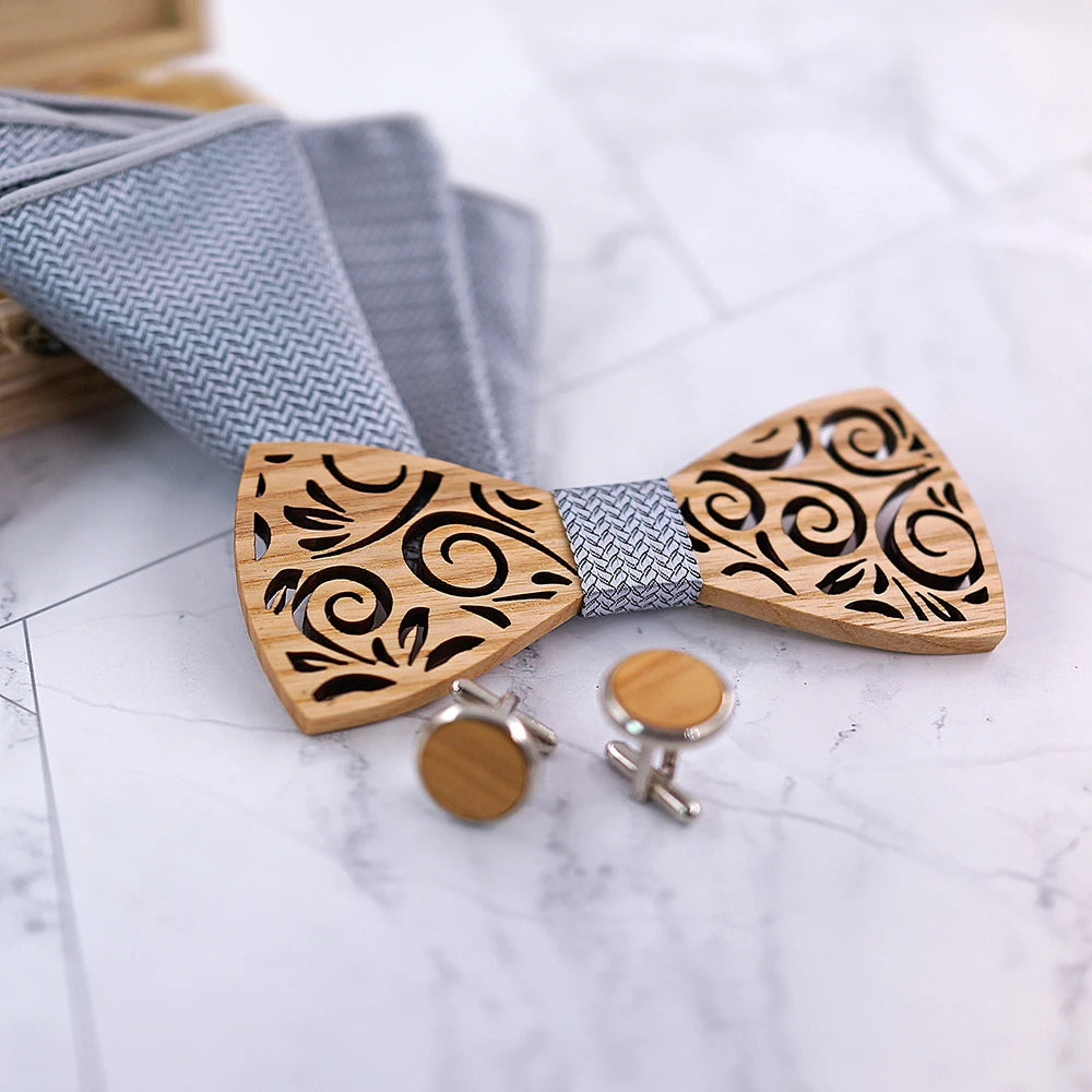 Nœud papillon en bois Alrik accompagné de sa pochette et de ses boutons de manchette assortis, pour un style raffiné et coordonné.