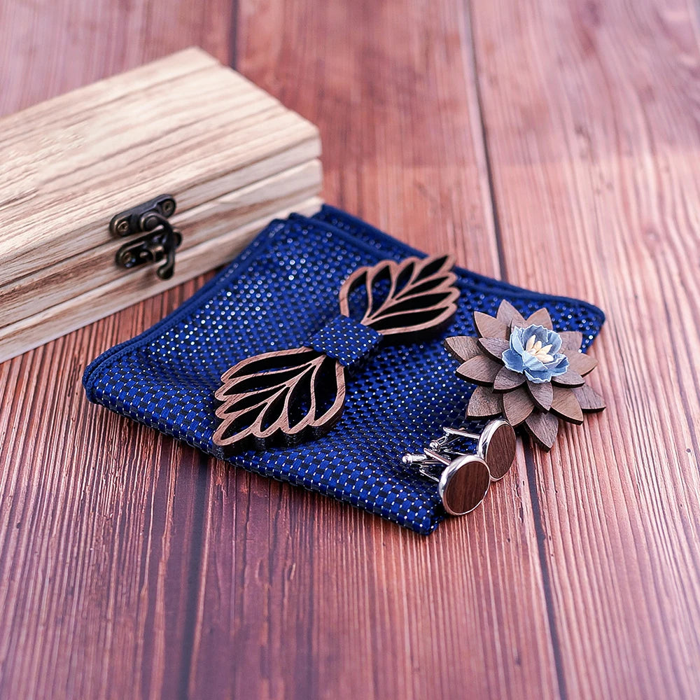 Nœud papillon en bois Laga accompagné de sa pochette et de ses boutons de manchette assortis, pour un style raffiné et coordonné.