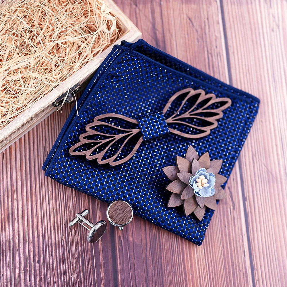 Nœud papillon en bois Laga et ses accessoires assortis : pochette, broche et boutons de manchette, pour un look chic et complet.