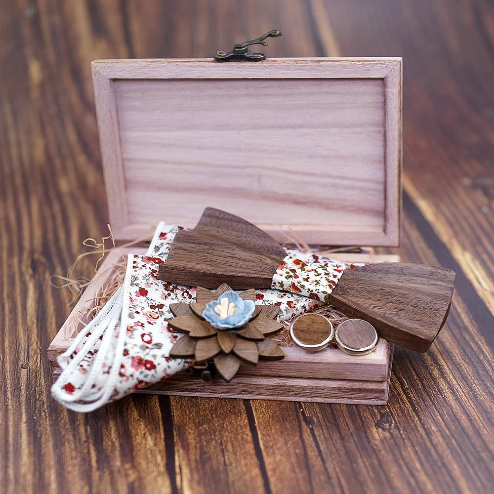 Nœud papillon en bois Eldra et ses accessoires assortis : pochette, broche et boutons de manchette, pour un look chic et complet.