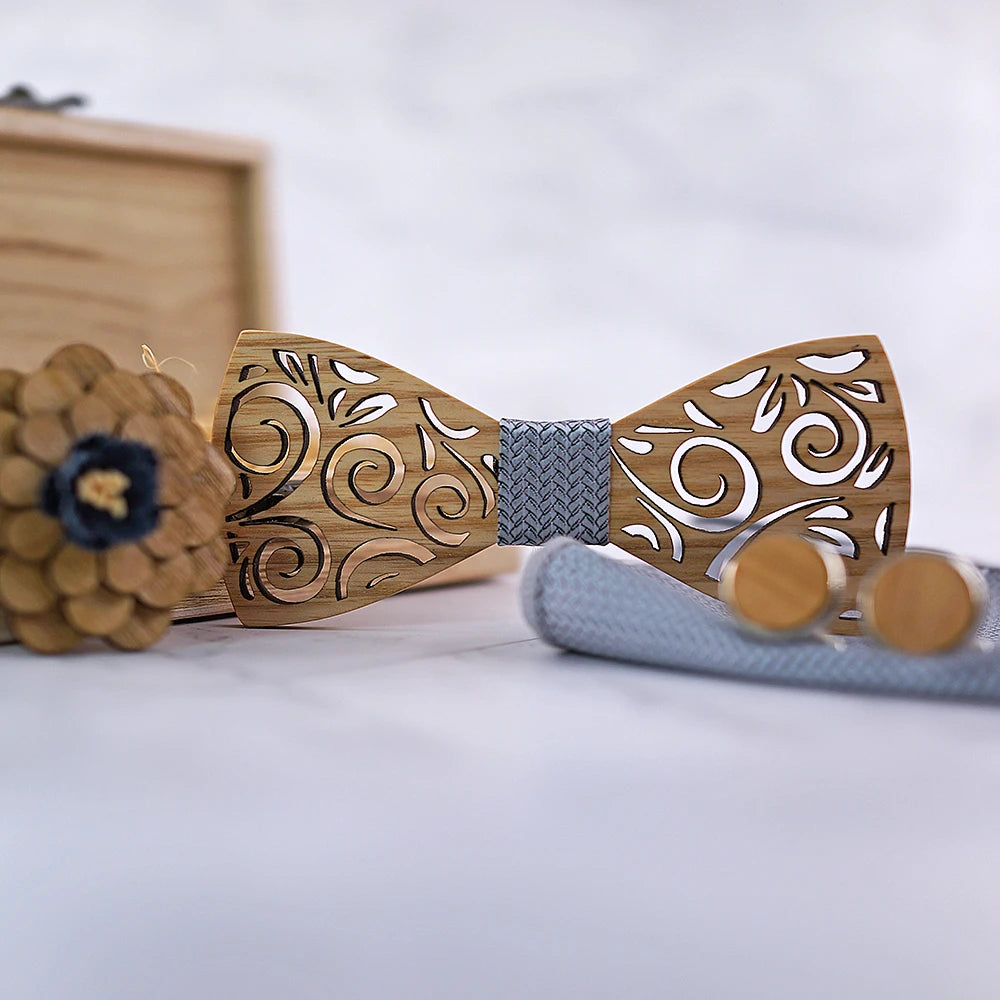 Nœud papillon en bois Alrik et ses accessoires assortis : pochette, broche et boutons de manchette, pour un look chic et complet.