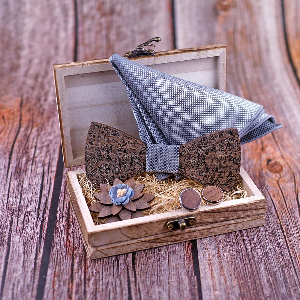 Nœud papillon en bois Röda accompagné de sa pochette et de ses boutons de manchette assortis, pour un style raffiné et coordonné.