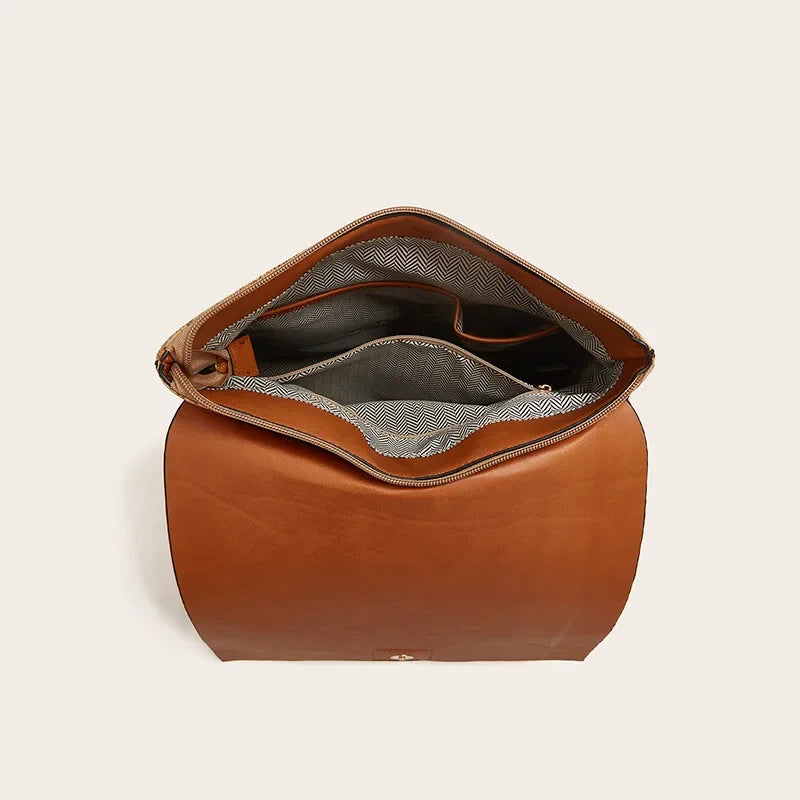 Sac en liège Ophelia avec vue détaillée de l’intérieur et de ses poches, alliant praticité et design raffiné.