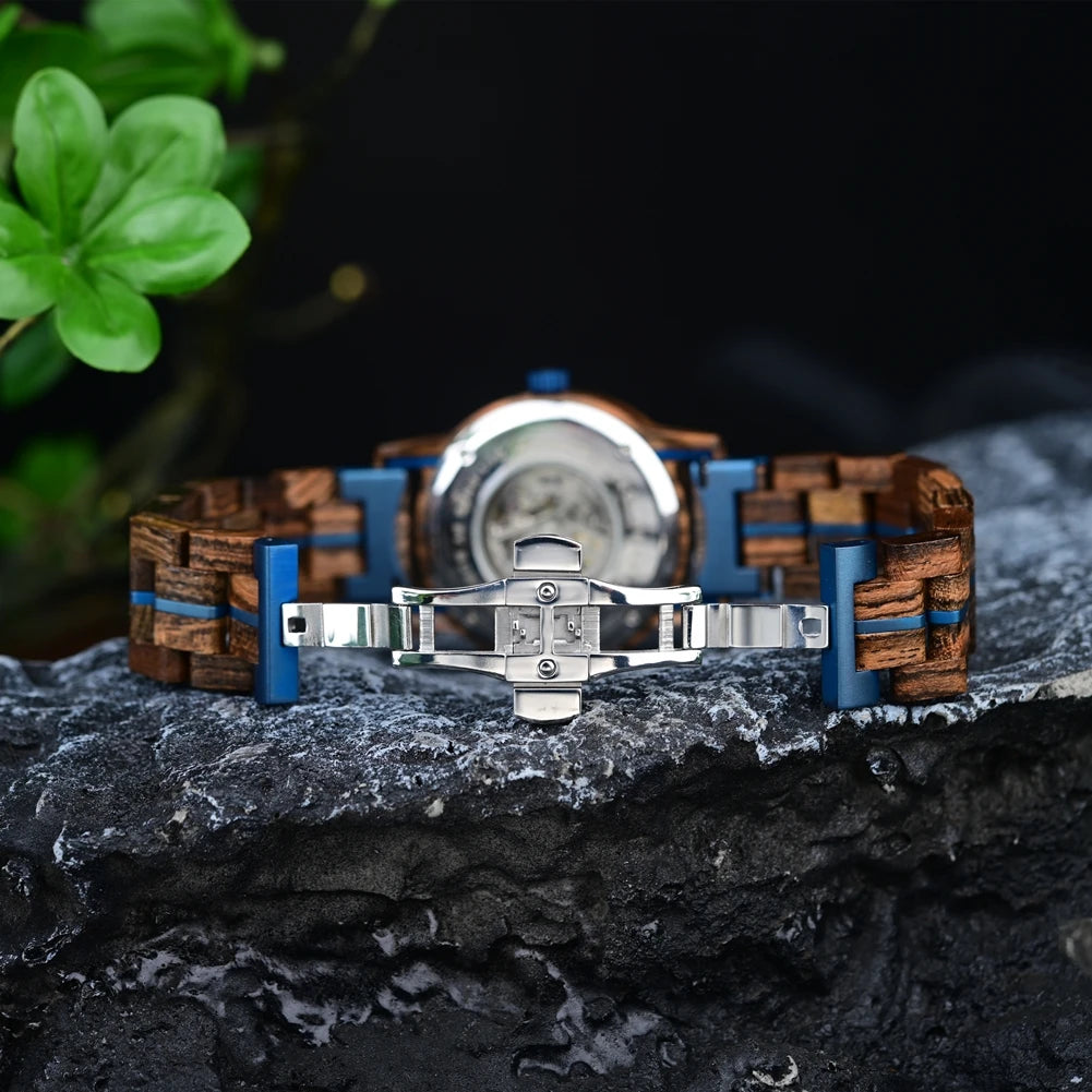 Bracelet en bois et acier inoxydable avec fermoir de la montre Iskar, style chic et naturel.