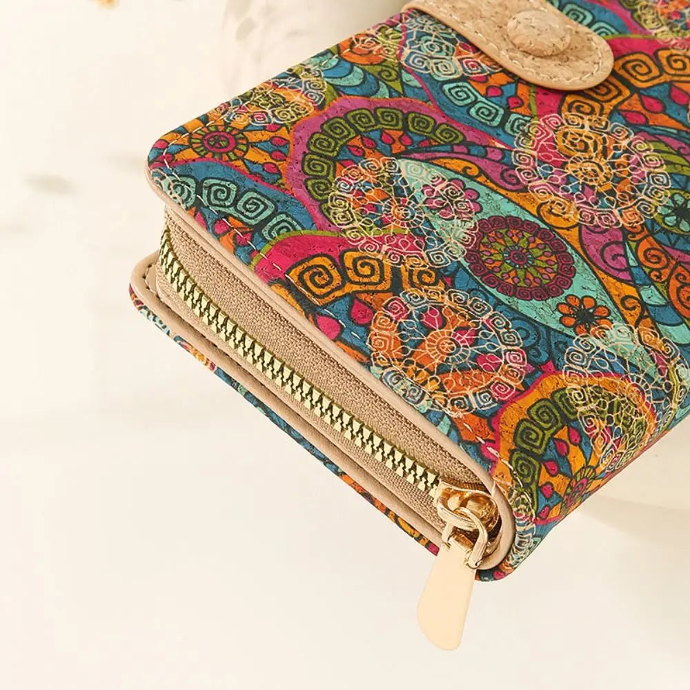 Gros plan sur le Portefeuille en liège Sienna, élégant et durable, parfait pour organiser vos cartes et billets avec style.