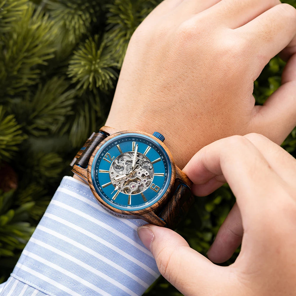 Gros plan sur le cadran de la montre Iskar en bois foncé porté par un homme, design raffiné et scandinave.