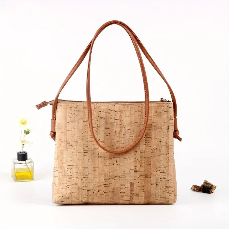 Sac en liège Kaïa vu de l’arrière, mettant en valeur sa finition soignée et sa texture naturelle unique.