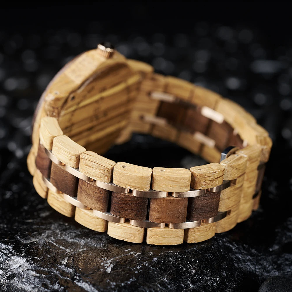 Detail du Bracelet en bois et acier inoxydable de la montre Téven, style chic et naturel.