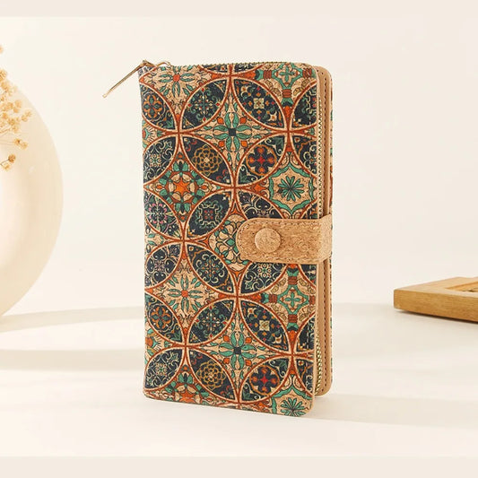 Portefeuille en liège Milla, élégant et durable, parfait pour organiser vos cartes et billets avec style.