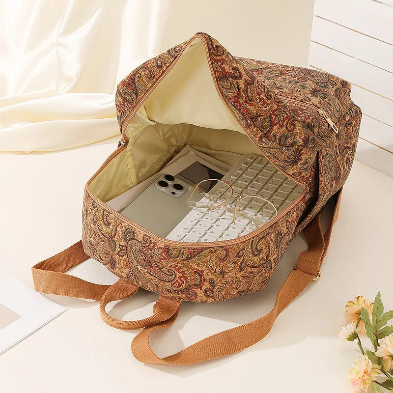 Sac en liège Freya avec vue détaillée de l’intérieur et de ses poches, alliant praticité et design raffiné.