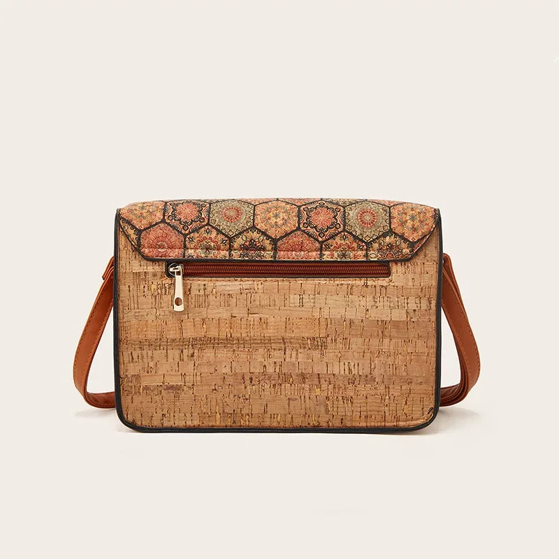 Sac en liège Clara vu de l’arrière, mettant en valeur sa finition soignée et sa texture naturelle unique.