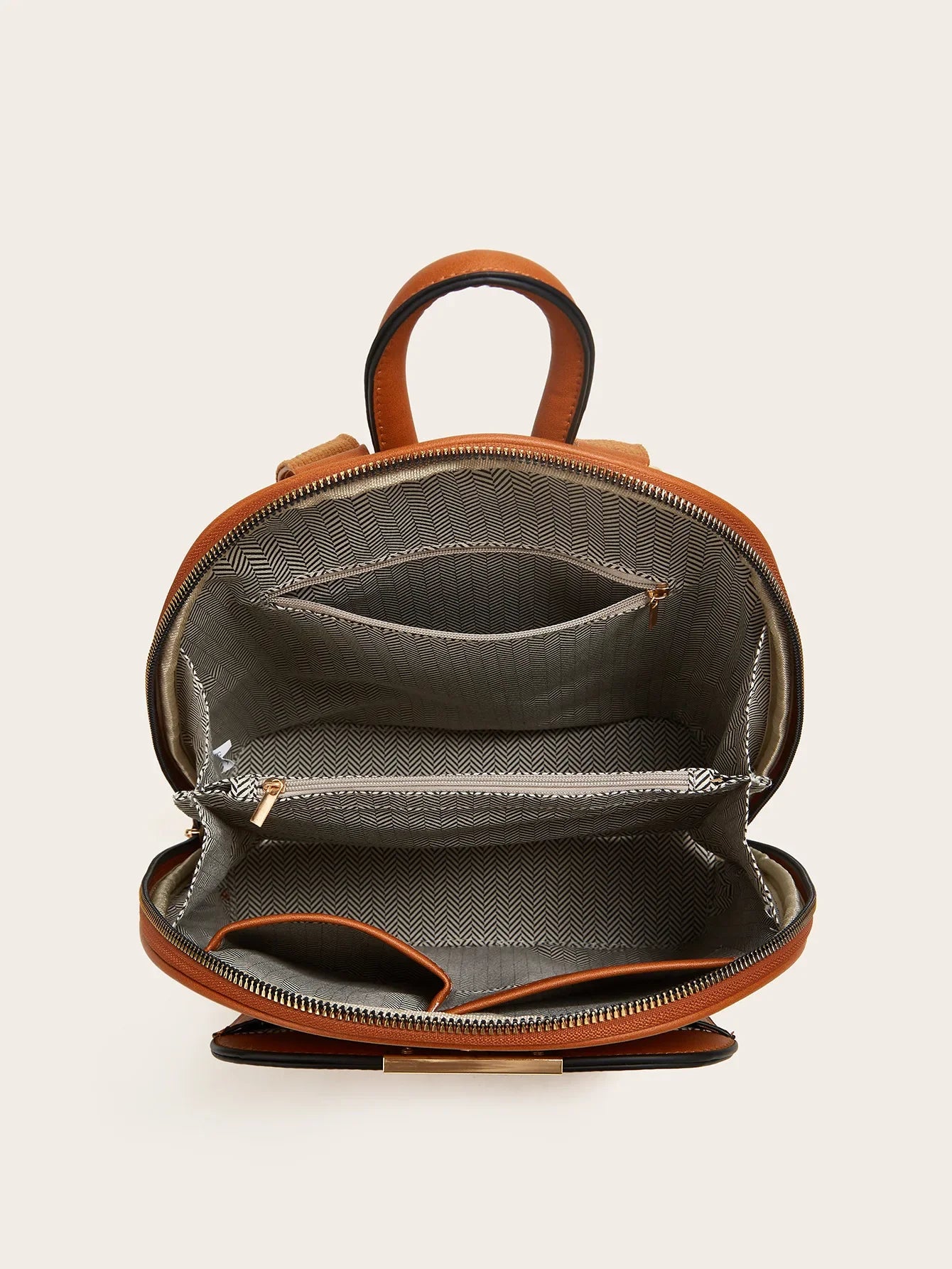 Sac en liège Elin avec vue détaillée de l’intérieur et de ses poches, alliant praticité et design raffiné.