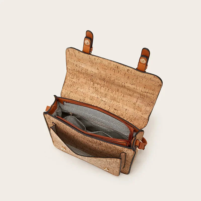Sac en liège Clara avec vue détaillée de l’intérieur et de ses poches, alliant praticité et design raffiné.