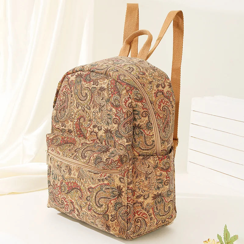 Vue du côté du Sac en liège Freya, élégant et durable, parfait pour accompagner votre quotidien avec style.