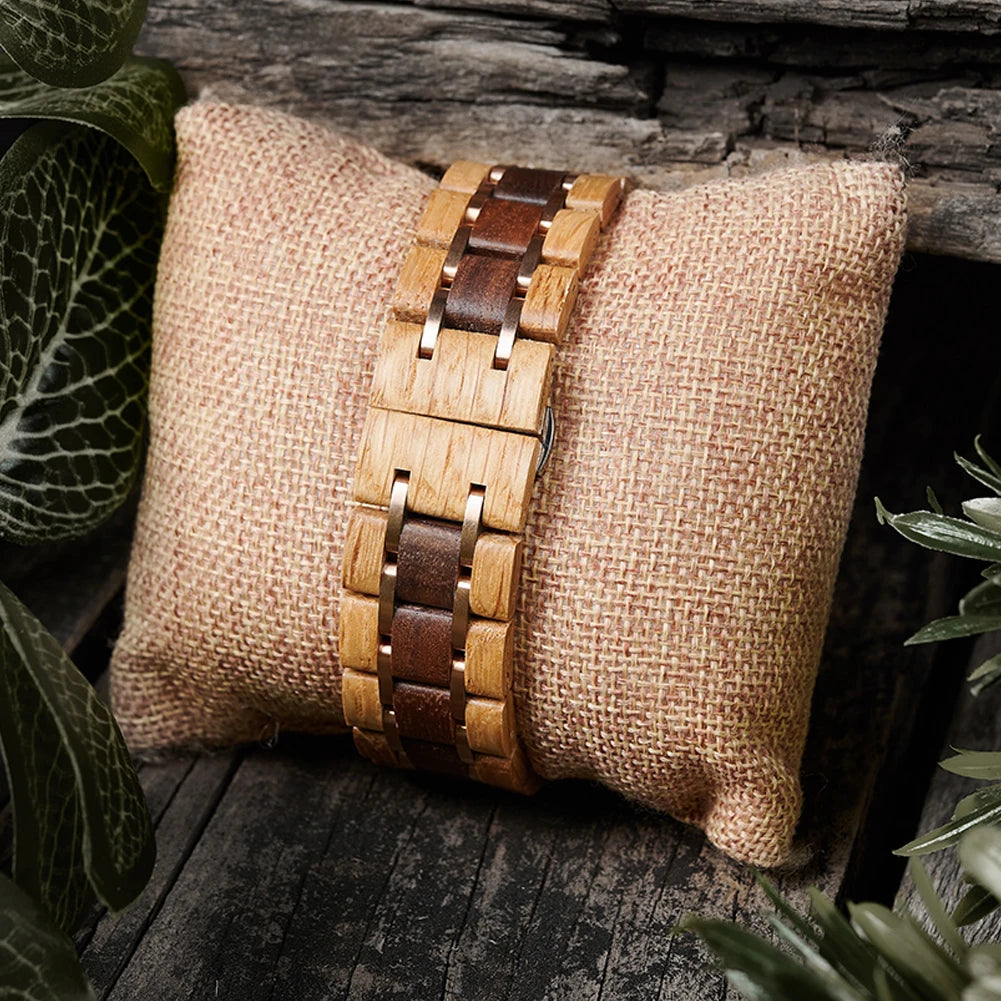 Bracelet en bois et acier inoxydable et fermoir de la montre Téven, style chic et naturel.